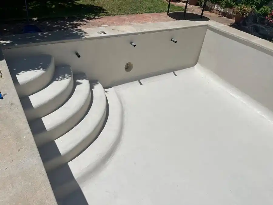Mantenimiento microcemento piscina en Reus